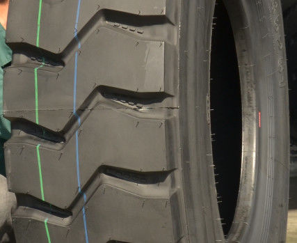 L'usine de Chinses bande tout le pneu radial en acier de camion    AR525 8.25R20